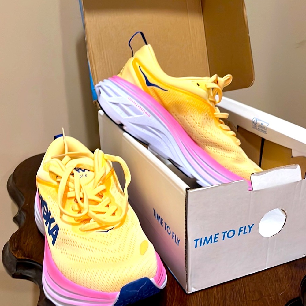 Women’s Hoka Bondi 8 new with box size 8